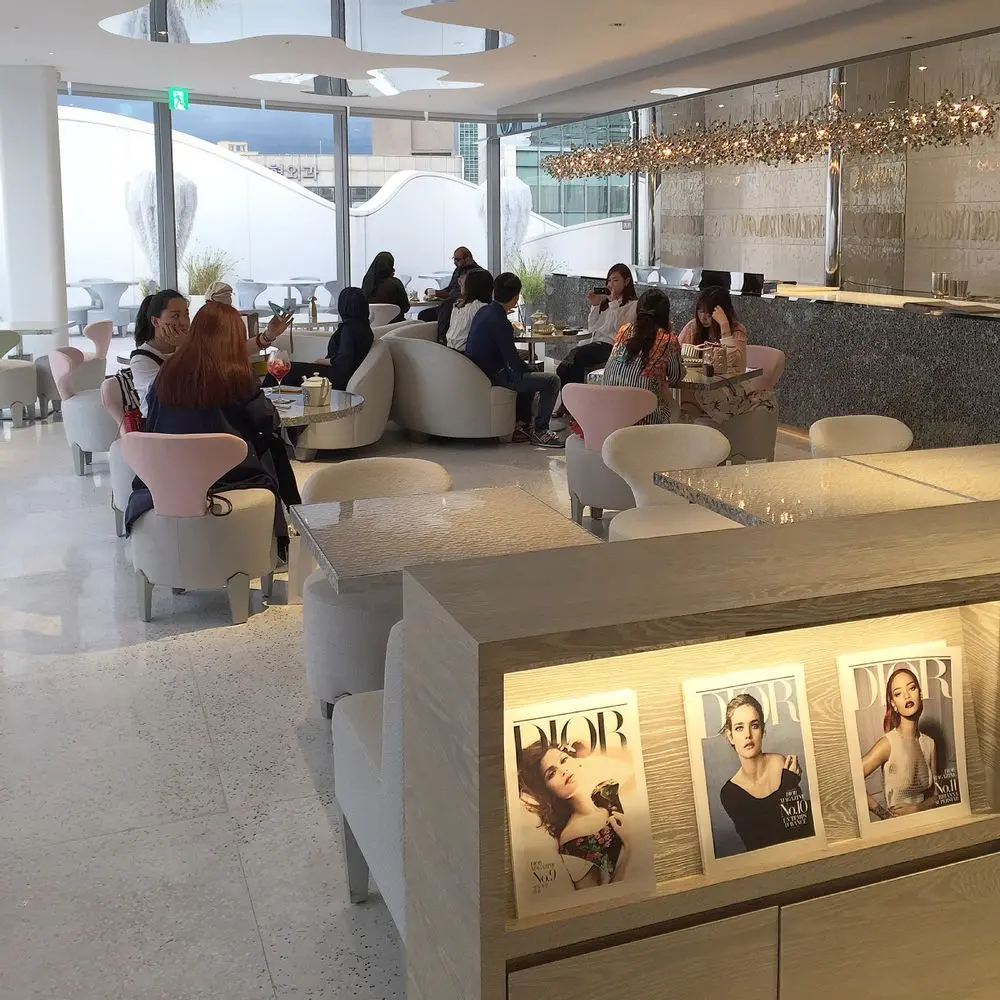Không gian ấm cúng bên trong cửa hàng Dior