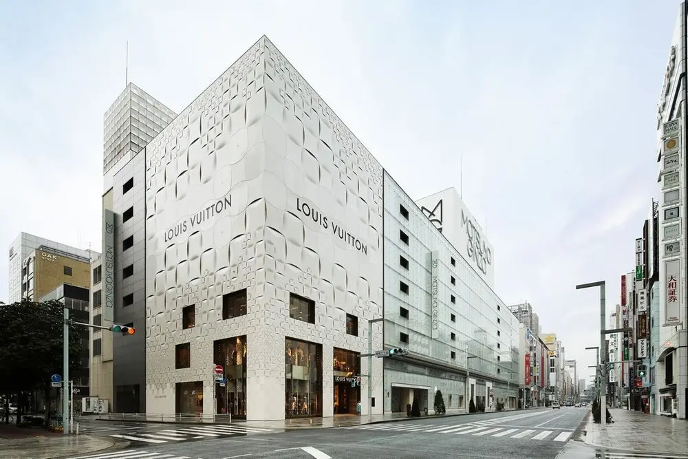 Diện mạo cũ của cửa hàng LV tại Ginza cùng tông màu với những tòa nhà xung quanh nên chưa thật sự nổi bật